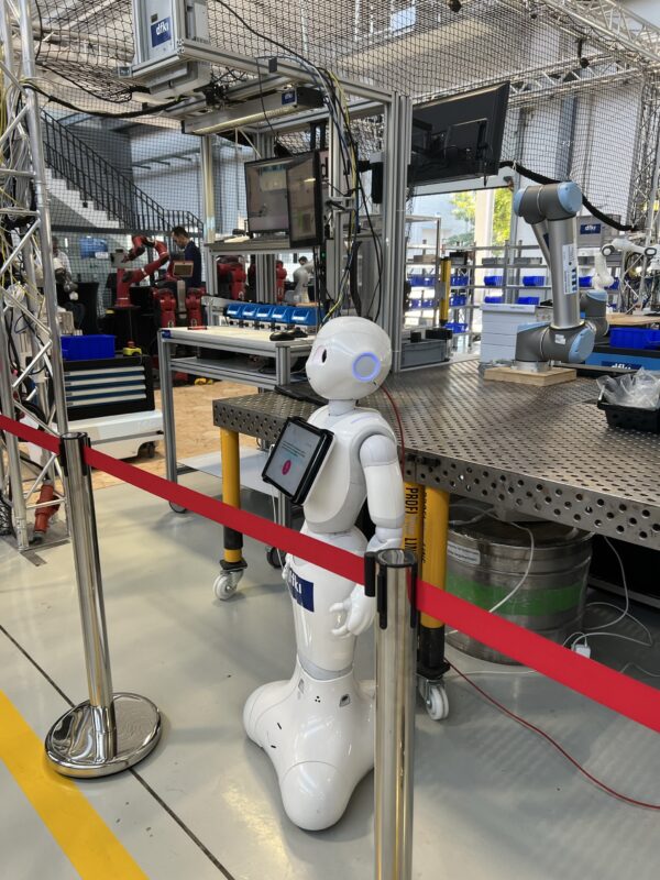 Pepper auf dem Südwest digital Festival Roboter Pepper sieht die Besucher an